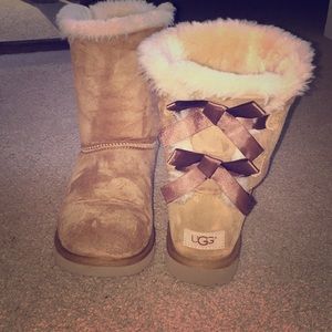 UGGs - Bailey bow Tan